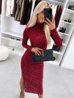 Tumši Sarkans Elastīga Auduma Kleita Ar Mirdzošiem Akmentiņiem Un šķēlumu