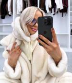 Tumepunane Kaelusega Müts