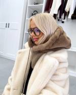 Tumepunane Kaelusega Müts