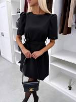 Must Keskelt Seotav Kleit