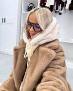 Tumepunane Kaelusega Müts