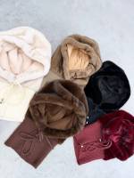 Tumepunane Kaelusega Müts