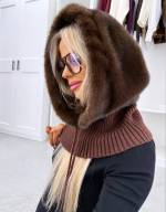 Tumepunane Kaelusega Müts