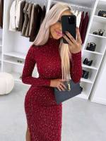 Tumši Sarkans Elastīga Auduma Kleita Ar Mirdzošiem Akmentiņiem Un šķēlumu