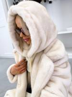 Tumepunane Kaelusega Müts