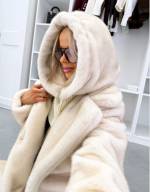 Tumepunane Kaelusega Müts