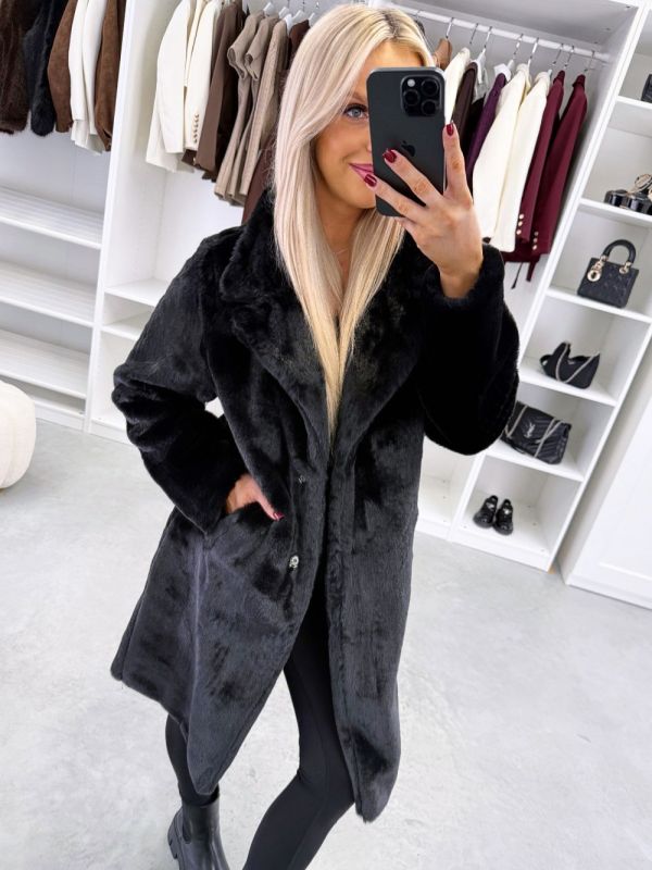 Must Kerge Ja Pehme Trukkidega Mantel