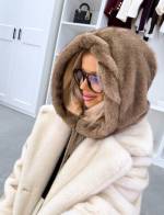 Tumepunane Kaelusega Müts