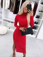 Tumši Sarkans Elastīga Auduma Kleita Ar Mirdzošiem Akmentiņiem Un šķēlumu