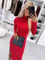 Tumši Sarkans Elastīga Auduma Kleita Ar Mirdzošiem Akmentiņiem Un šķēlumu