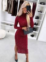 Tumši Sarkans Elastīga Auduma Kleita Ar Mirdzošiem Akmentiņiem Un šķēlumu