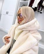 Tumepunane Kaelusega Müts