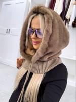 Tumepunane Kaelusega Müts